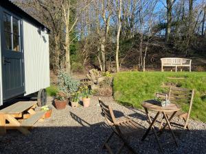 Peaceful Shepherd’s Hut in beautiful countryside.