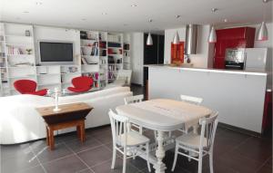 Appartements Awesome apartment in Sauvian with 2 Bedrooms and WiFi : photos des chambres