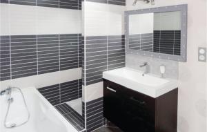 2 Bedroom Awesome Apartment In Sauvian