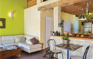 Maisons de vacances Nice home in Sembas with 1 Bedrooms and Outdoor swimming pool : photos des chambres