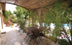 Maisons de vacances Beautiful Home In Tulette With 4 Bedrooms, Wifi And Private Swimming Pool : photos des chambres