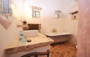 Maisons de vacances 1 Bedroom Beautiful Home In Saignon : photos des chambres