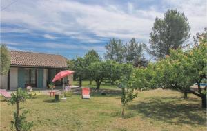Maisons de vacances Beautiful Home In St, Julien De Peyrolas With Wifi : photos des chambres