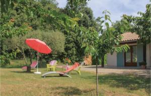 Maisons de vacances Beautiful Home In St, Julien De Peyrolas With Wifi : photos des chambres