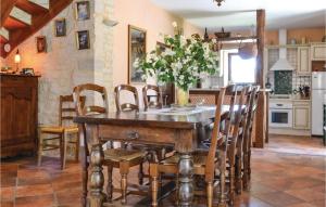 Maisons de vacances Awesome Home In Salviac With Outdoor Swimming Pool : photos des chambres