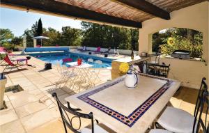 Maisons de vacances Awesome Home In Salazac With 4 Bedrooms, Jacuzzi And Heated Swimming Pool : photos des chambres