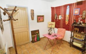 Maisons de vacances Nice Home In Salazac With Jacuzzi : photos des chambres