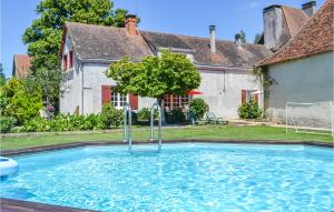 Amazing home in St,Sulpice-dExideuil with 3 Bedrooms, Private swimming pool and Outdoor swimming pool