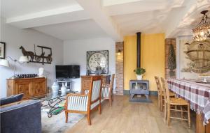 Maisons de vacances Awesome home in Les Damps with 2 Bedrooms and WiFi : photos des chambres