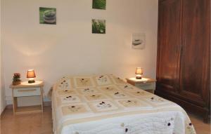 Maisons de vacances Nice Home In St, Julien De Peyrolas With Kitchen : photos des chambres
