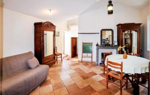 Maisons de vacances Awesome Home In Flaviac With Wifi : photos des chambres