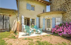 Maisons de vacances Beautiful home in Charritte de Bas with 2 Bedrooms and WiFi : photos des chambres