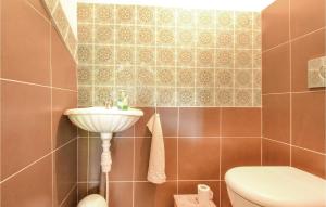 Maisons de vacances Lovely Home In Charritte De Bas With Wifi : photos des chambres