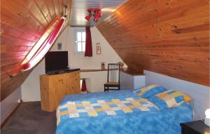 Maisons de vacances 2 Bedroom Awesome Home In Garlan : photos des chambres