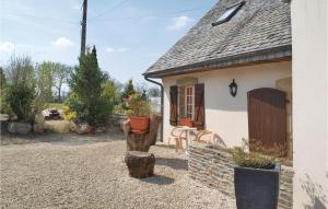 Maisons de vacances 2 Bedroom Awesome Home In Garlan : photos des chambres