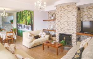 Stunning Home In Sayalonga With Wifi