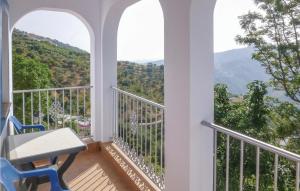 Stunning Home In Sayalonga With Wifi