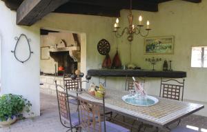 Maisons de vacances Beautiful home in Bellegarde with 2 Bedrooms and WiFi : photos des chambres