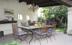 Maisons de vacances 2 Bedroom Beautiful Home In Bellegarde : photos des chambres