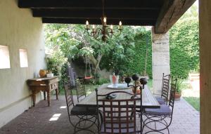 Maisons de vacances Beautiful home in Bellegarde with 2 Bedrooms and WiFi : photos des chambres
