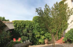 Maisons de vacances 2 Bedroom Beautiful Home In Bellegarde : photos des chambres