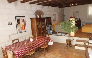 Maisons de vacances 2 Bedroom Beautiful Home In Bellegarde : photos des chambres