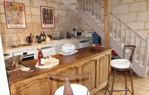 Maisons de vacances 2 Bedroom Beautiful Home In Bellegarde : photos des chambres