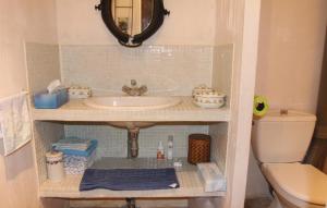 Maisons de vacances 2 Bedroom Beautiful Home In Bellegarde : photos des chambres