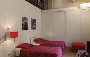 Maisons de vacances 2 Bedroom Beautiful Home In Bellegarde : photos des chambres