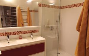 Maisons de vacances 2 Bedroom Beautiful Home In Bellegarde : photos des chambres