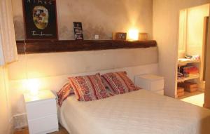 Maisons de vacances 2 Bedroom Beautiful Home In Bellegarde : photos des chambres