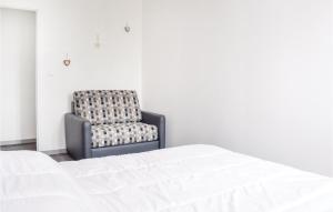 Maisons de vacances 3 Bedroom Awesome Home In Sainteny : photos des chambres