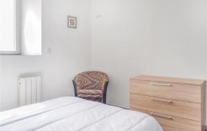 Maisons de vacances 3 Bedroom Awesome Home In Sainteny : photos des chambres