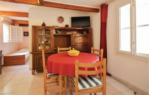 Maisons de vacances Nice home in Crillon Le Brave with 1 Bedrooms, WiFi and Outdoor swimming pool : photos des chambres