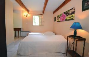 Maisons de vacances Nice home in Crillon Le Brave with 1 Bedrooms, WiFi and Outdoor swimming pool : photos des chambres