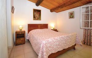 Maisons de vacances Nice home in Crillon Le Brave with 1 Bedrooms, WiFi and Outdoor swimming pool : photos des chambres