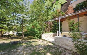 Maisons de vacances Nice home in Crillon Le Brave with 1 Bedrooms, WiFi and Outdoor swimming pool : photos des chambres