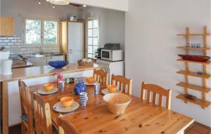 Maisons de vacances Amazing home in Pierrerue with 3 Bedrooms, WiFi and Outdoor swimming pool : photos des chambres