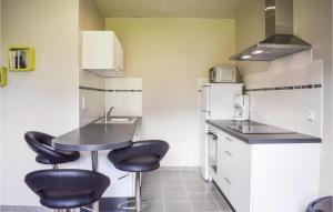 Maisons de vacances Beautiful Home In Goudelin With Wifi : photos des chambres