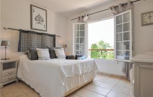 Maisons de vacances 4 Bedroom Cozy Home In Montauroux : photos des chambres