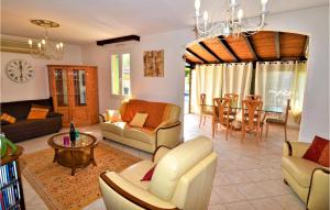 Maisons de vacances Awesome Home In Orange With Wifi, Private Swimming Pool And Outdoor Swimming Pool : photos des chambres