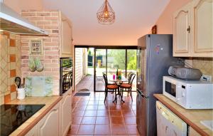 Maisons de vacances Lovely Home In Orange With Outdoor Swimming Pool : photos des chambres