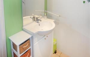 Appartements Awesome apartment in Pignan with 1 Bedrooms and Internet : Appartement 1 Chambre