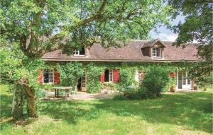 Maisons de vacances Stunning home in Beauchene with 4 Bedrooms, WiFi and Outdoor swimming pool : photos des chambres