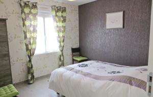 Maisons de vacances 3 Bedroom Nice Home In Brain-sur-alonnes : photos des chambres