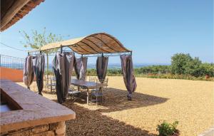 Maisons de vacances Gorgeous Home In Cairanne With Wifi : photos des chambres