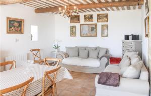 Maisons de vacances Beautiful Home In Cairanne With 5 Bedrooms, Private Swimming Pool And Outdoor Swimming Pool : photos des chambres