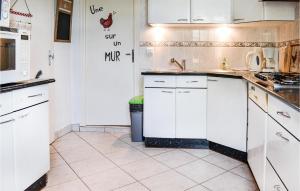 Maisons de vacances 4 Bedroom Nice Home In Badefols Dans : photos des chambres