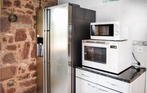 Maisons de vacances 4 Bedroom Nice Home In Badefols Dans : photos des chambres