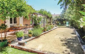 Maisons de vacances Awesome Home In Montblanc With Kitchen : photos des chambres
